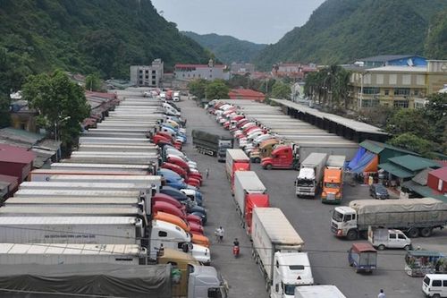 Dưa hấu, thanh long ùn ứ tại cửa khẩu bắt đầu được thông quan