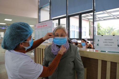 Nhiều doanh nghiệp, bệnh viện phát khẩu trang miễn phí cho người dân