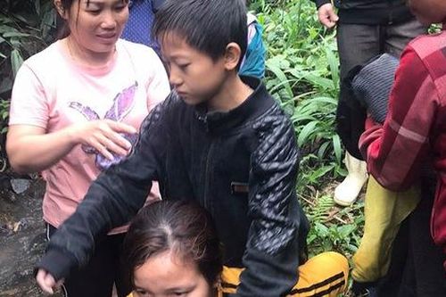 Mâu thuẫn gia đình, bố đưa 2 con trai vào rừng bị lạc suốt đêm
