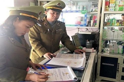 Quảng Bình: Xử phạt các nhà thuốc tự nâng giá khẩu trang và dung dịch sát khuẩn.