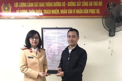 Cảnh sát giao thông tìm, trả lại tài sản cho người đi đăng ký xe đánh rơi