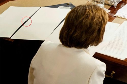 Vết lạ trên Thông điệp Liên bang của TT Trump trước khi bà Pelosi xé