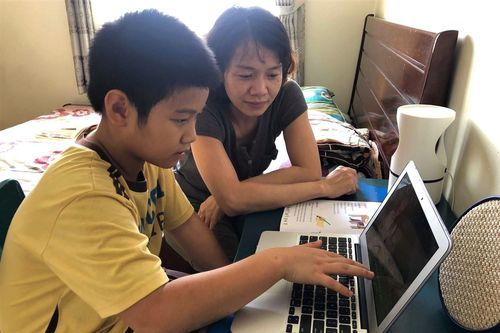 Xem xét kiến nghị doanh nghiệp tạo điều kiện cho phụ huynh trông con