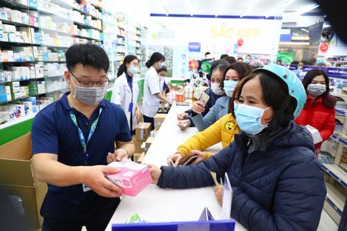 Hà Nội: Người dân xếp hàng dài mua khẩu trang y tế giá gốc