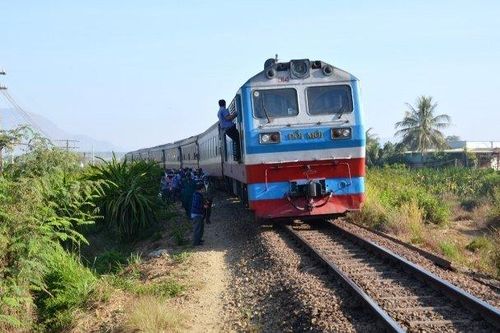 Đường sắt tê liệt trong hơn ba giờ vì tàu trật bánh