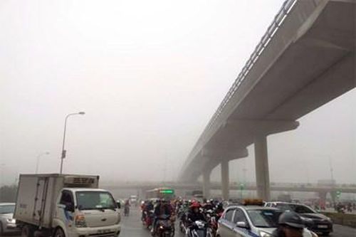 Hà Nội sương mù dày đặc, người tham gia giao thông bị hạn chế tầm nhìn