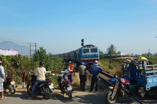 Tàu SE25 trật bánh, đường sắt Bắc Nam bị ngưng trệ nhiều giờ