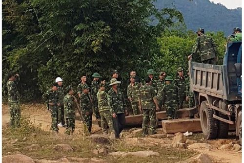 Phát hiện, thu giữ nhiều khối gỗ lậu được cất giấu trong rừng sâu ở Quảng Trị