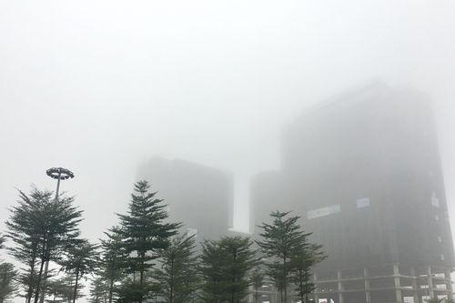 Hàng loạt cao ốc Hà Nội bị sương mù dày đặc 'nuốt chửng'