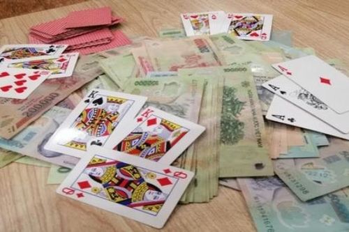 Bắt quả tang cán bộ phường và giám đốc doanh nghiệp sát phạt nhau trên 'chiếu bạc'