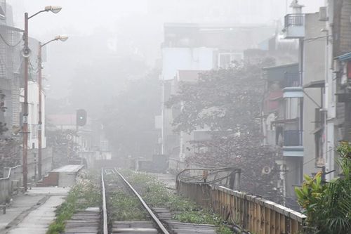 Sương mù dày đặc bao trùm Thủ đô Hà Nội
