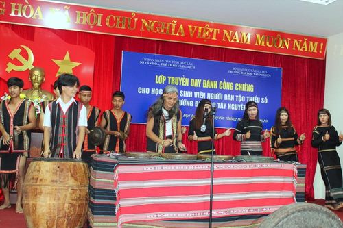Lớp trẻ 'giữ lửa' cồng chiêng