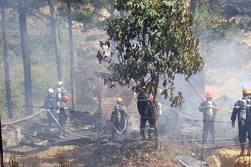 Liên tiếp 2 vụ cháy nhà và xưởng gỗ dưới tán rừng thông Đà Lạt