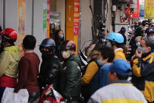 Xếp hàng 2 tiếng mua được khẩu trang đúng giá: 'Mừng hơn mua được vàng'