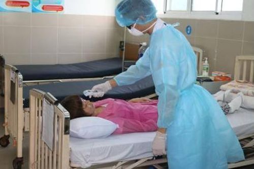 Sau khi khỏi corona, chàng trai Trung Quốc đón mẹ về nhà