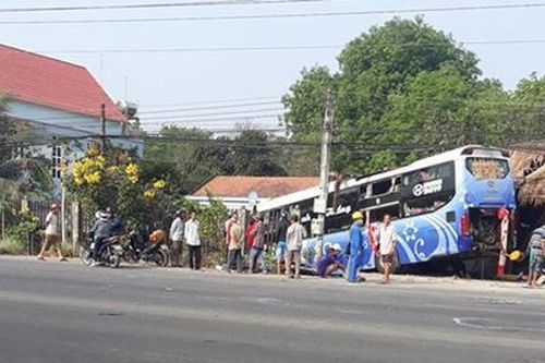 Va chạm với xe khách, xe tải biến dạng, nhiều người bị thương