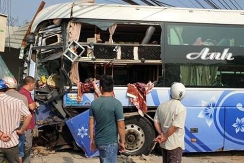Hiện trường vụ xe khách tông xe tải khiến 6 người thương vong