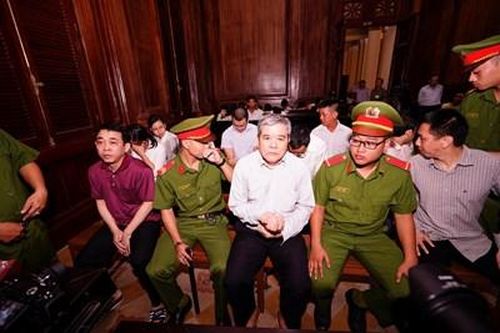 Vụ VN Pharma nhập thuốc ung thư giả: Triệu tập hàng trăm người đến Tòa