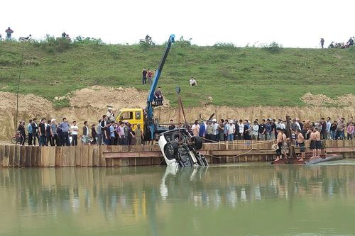 Ô tô bán tải lật nhào xuống sông ở Nghệ An