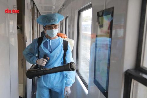 Xịt thuốc tẩy trùng tàu hỏa phòng dịch virus Corona