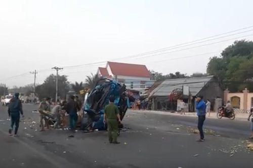 Xe khách tông nát đầu xe tải rồi lao vào nhà dân, 6 người thương vong
