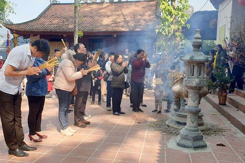 Ngày xuân đi lễ cầu may