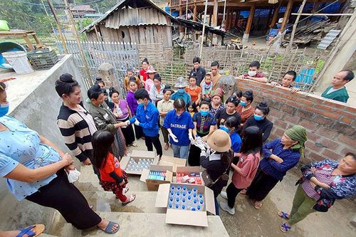 Tuyên truyền phòng dịch bệnh nCoV, tặng xà phòng và nước muối cho 100 hộ dân