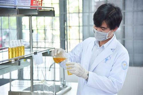 Trường đại học Lạc Hồng sản xuất nước rửa tay chống virus Corona