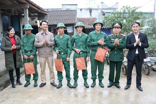 Hội Nông dân tỉnh thăm, tặng quà thanh niên lên đường nhập ngũ năm 2020