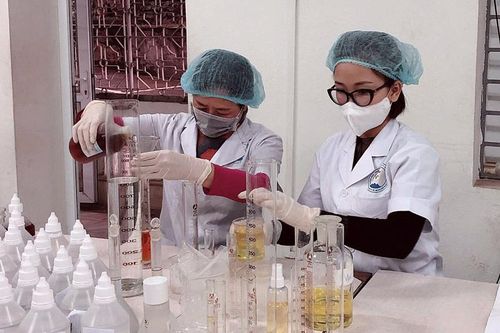 Sản xuất trên 1.000 lọ dung dịch sát khuẩn phục vụ miễn phí