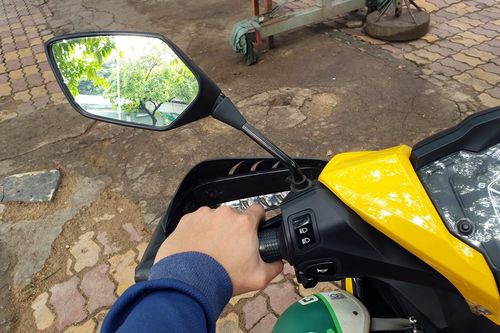Xe máy lắp gương thời trang có bị xử phạt không?