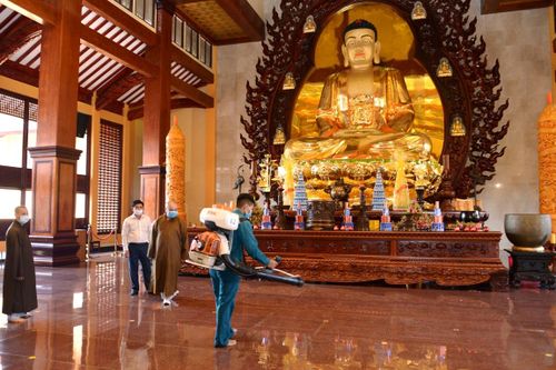 Phòng dịch bệnh do virus corona : Phun thuốc khử trùng trụ sở Việt Nam Quốc Tự