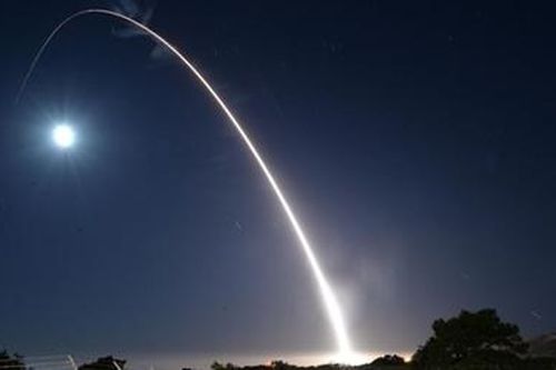 Siêu tên lửa đạn đạo Minuteman III đánh trúng mục tiêu cách 6.900km
