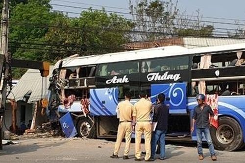 Xe khách va chạm cực mạnh xe tải, 3 người tử vong