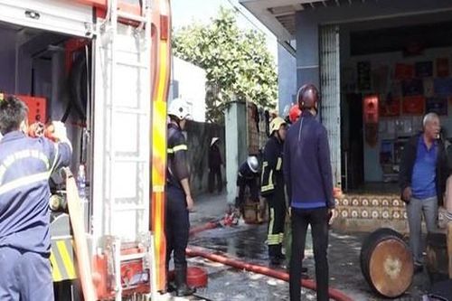 Nhậu say về, người đàn ông hút thuốc gây cháy nhà khiến con trai bị mắc kẹt trên tầng 2