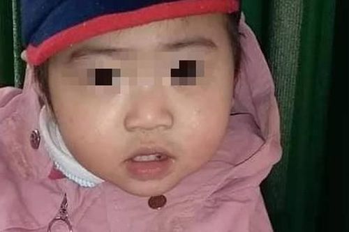 Bé gái 2 tuổi bị bỏ rơi trong đêm rét kèm theo lời nhắn 'mong cô chú nuôi dạy cháu nên người'