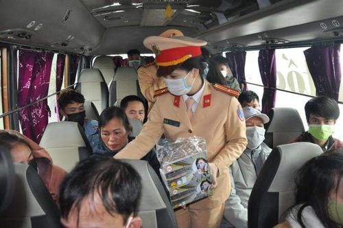 Phát khẩu trang miễn phí phòng dịch virus Corona cho hành khách, lái xe trên cao tốc