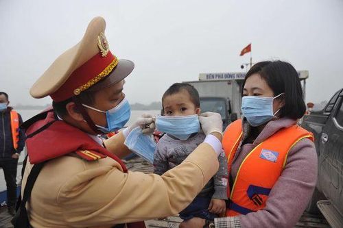 Cục Cảnh sát giao thông phát khẩu trang miễn phí phòng dịch virus Corona trên đường thủy