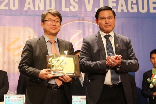 Khán giả đến sân V.League có thể được tặng quà