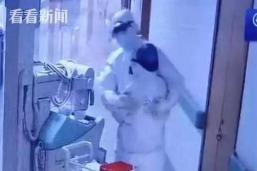 Vợ chồng bác sĩ không nhận ra nhau vì mặc kín đồ bảo hộ khi chống dịch