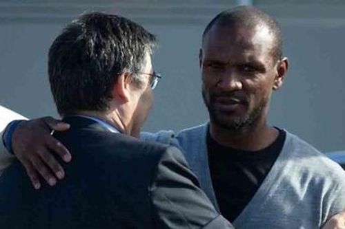 Vì sao Eric Abidal chưa bị sa thải?