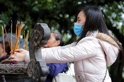 Vái vọng vì đền chùa tạm đóng cửa phòng dịch