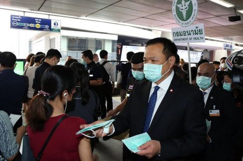 Bộ trưởng Thái Lan đòi tống khứ 'du khách Tây' không mang khẩu trang