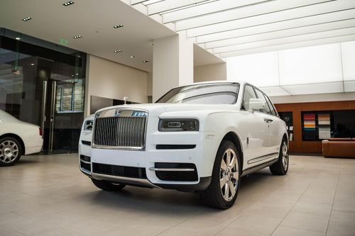 Rolls-Royce Cullinan giá 32 tỷ - siêu SUV chính hãng đắt nhất VN