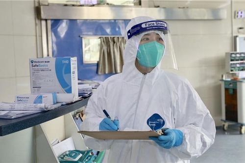 Vừa khỏi bệnh, nữ y tá quay lại Vũ Hán chống dịch