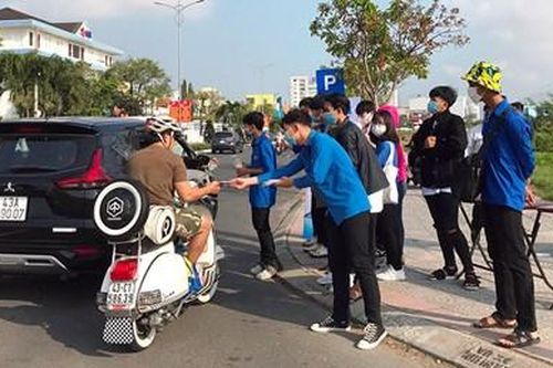 Thành đoàn Đà Nẵng phát 5.000 khẩu trang y tế miễn phí tặng người dân