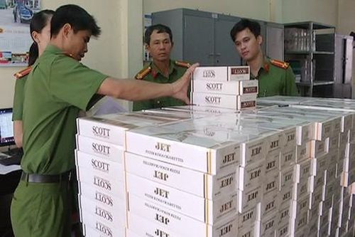 Bắt quả tang đối tượng dùng ôtô vận chuyển 15 nghìn gói thuốc lá lậu