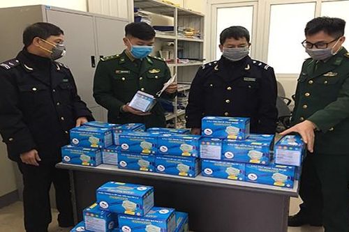 Bắt quả tang đối tượng vận chuyển khẩu trang qua biên giới