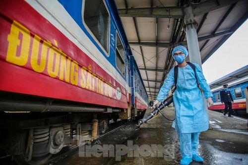 Phòng virus corona, đường sắt Hà Nội khử trùng toàn bộ toa tàu