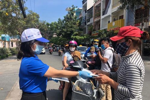 Tỉnh đoàn Khánh Hòa phát miễn phí hơn 23.000 khẩu trang cho người dân